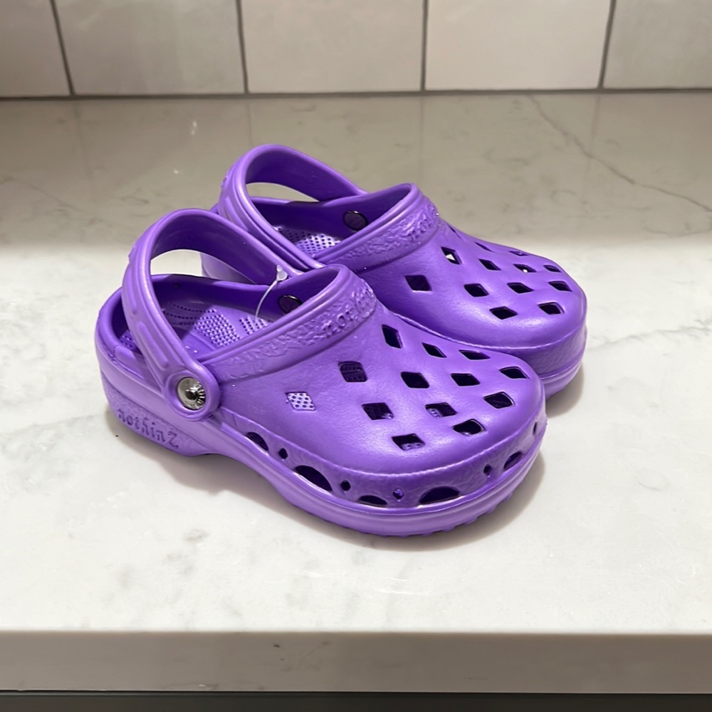 NWOT{nothinZ}Sz C12 Purple Clogs